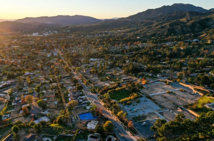 Une vue aérienne d'Altadena, prise le 29 décembre 2025, montre l'étendue des dégâts et des chantiers en cours, près d'un an après les incendies qui ont ravagé Los Angeles et ses environs