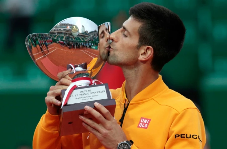 Le Serbe Novak Djokovic embrasse le trophée après sa victoire en finale face au Tchèque Tomas Berdych au Tournoi de Monte Carlo, le 19 avril 2015