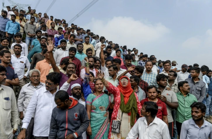 La foule s'est rassemblée et célèbre l'annonce de la mort des quatre hommes suspectés d'avoir tué une vétérinaire, le 6 décembre 2019 à Shadnagar