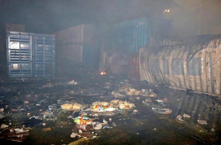 Des conteneurs endommagés dans le port de Lattaquié, en Syrie, après des frappes aériennes israéliennes, le 7 décembre 2021