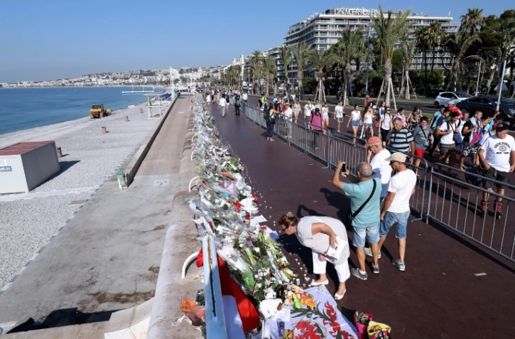 Des bouquets et messages, le 19 juillet 2016, déposés sur la promenade des Anglais à Nice à la mémoire des victimes de l'attentat de Nice