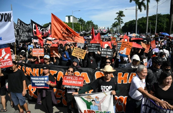 Des manifestants lors d'un rassemblement à Manille contre les faux projets "fantômes" de lutte contre les inondations, l'un des plus grands scandales de corruption que les Philippines aient connu depuis des décennies, le 21 septembre 2025