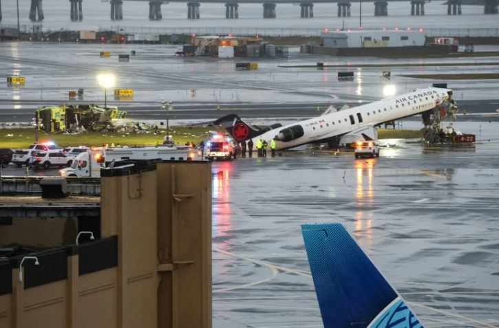 Un CRJ-900 d'Air Canada Express est immobilisé sur la piste après être entré en collision avec un véhicule de l'autorité portuaire, à l'aéroport LaGuardia de New York, le 23 mars 2026