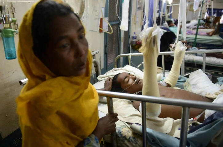 Dans un hôpital du Bangladesh, le 13 septembre 2017, Azizul Haque, Rohingya de 15 ans, est allongé sous le regard inquiet de sa mère. Son corps a été mutilé par une mine, au cours de leur exode depuis la Birmanie. 