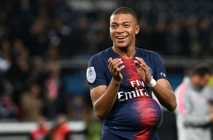 L'attaquant du PSG Kylian Mbappé, auteur d'un quadruplé, remercie les supporteurs à la fin du match contre l'OL au Parc des Princes, le 7 ocotbre 2018 