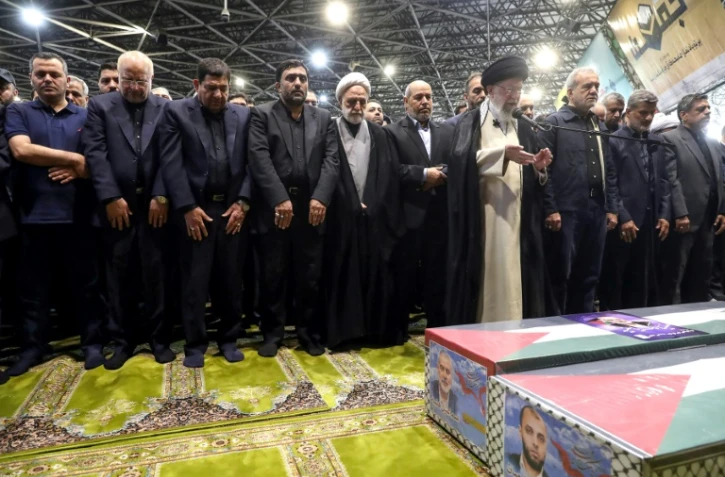 Une photo fournie par le bureau du guide suprême iranien, l'ayatollah Ali Khamenei, le montre en train de diriger la prière des morts devant les cercueils d'Ismaïl Haniyeh et de son garde du corps lors de leur procession funéraire à Téhéran, le 1er août 2024