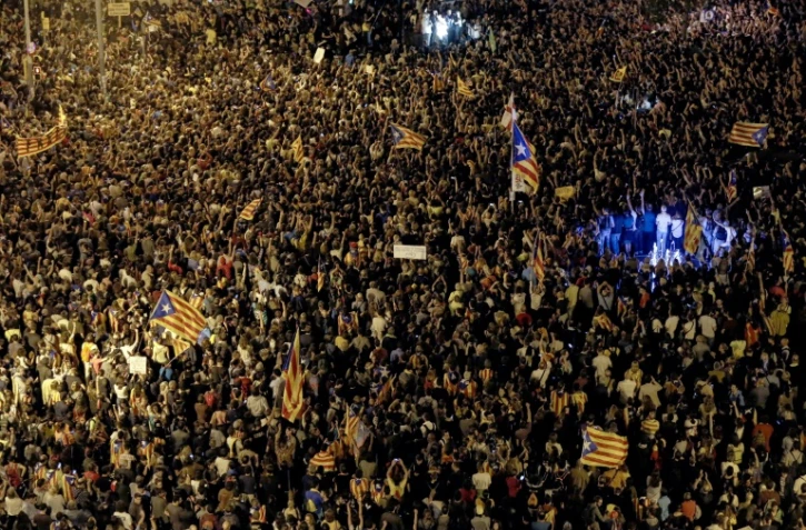 Des manifestants brandissent des drapeaux catalans à Barcelone le 20 septembre 2017
