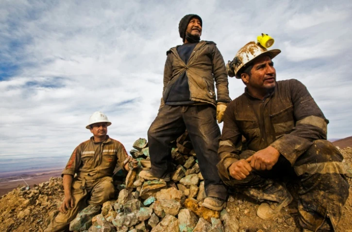 Hugo Moroso (au centre) avec des collègues mineurs sur le site de la mine de cuivre de Kiara, dans le nord du Chili, le 22 juin 2021 