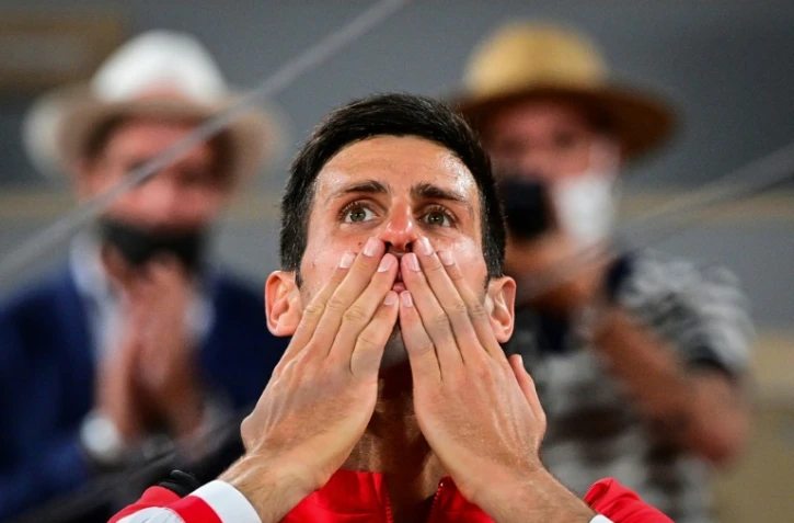 Le Serbe Novak Djokovic fête sa victoire sur l'Espagnol Rafael Nadal en demi-finale de Roland-Garros, le 11 juin 2021