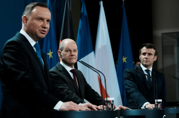 Le chancelier allemand Olaf Scholz, entre les présidents polonais Andrzej Duda et français Emmanuel Macron, le 8 février 2022 à Berlin
