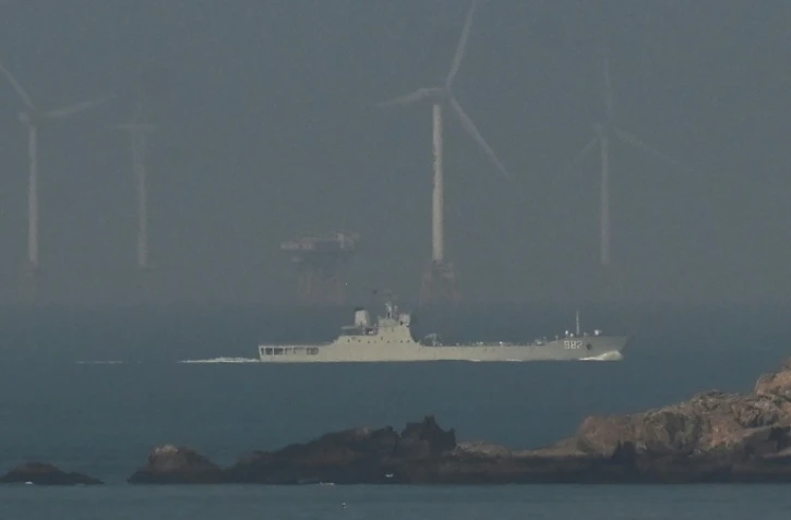 Un navire de la marine chinoise se dirige vers la zone où la Chine a annoncé mener des exercices à tirs réels, au nord-est de l'île de Pingtan, près de Taïwan, le 10 avril 2023