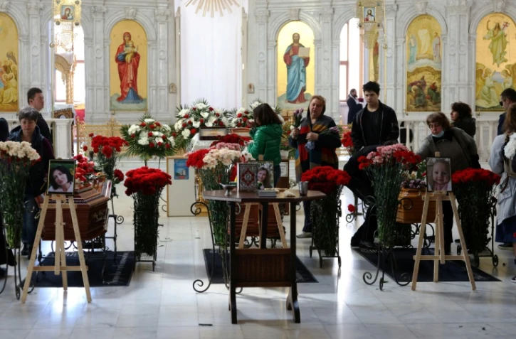 Funérailles, le 27 avril 2022 à Odessa, de trois Ukrainiennes: Kira Glodan, âgée de 3 mois, sa mère Valeria, 28 ans, et sa grand-mère Lioudmyla, tuées le 23 avril 2022 par un missile russe