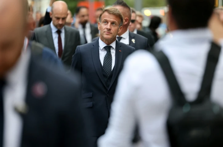 Le ministre français des Affaires étrangères, Jean-Noël Barrot (g.), et le président français, Emmanuel Macron, marchent à New York le 21 septembre 2026, après une rencontre avec le président américain Donald Trump