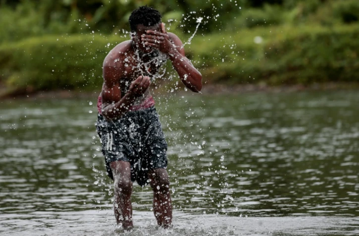 Un migrant se lave dans la rivière Tuquesa à Bajo Chiquito, le 22 août 2021 dans la province du Darien, au Panama