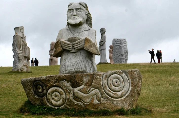 Des visiteurs à la Vallée des Saints, le 7 septembre 2017 à Carnoët, dans les Côtes d'Armor