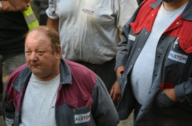 Des employés d'Asltom réunis en assemblée générale devant leur usine de Belfort, le 13 septembre 2016