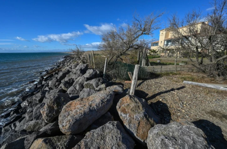 Erosion du terrain devant la maison d'Amalia Romero à Vias dans le sud de la France, le 15 janvier 2021