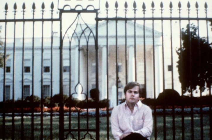 Photo prise le 1er mars 1981 devant la Maison Blanche de John Hinckley, qui avait tenté de tuer le président Ronald Reagan