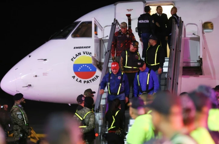 Le ministre de l'Intérieur vénézuélien Diosdado Cabello accueille des migrants expulsés des Etats-Unis, le 10 février 2025 à l'aéroport international de Maiquetia