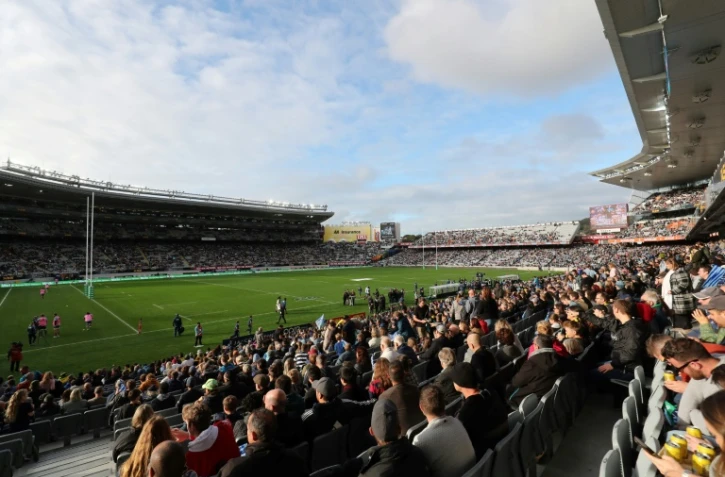 Vue des tribunes lors de la rencontre de Super Rugby Aotearoa opposant les Blues d'Auckland aux Hurricanes de Wellington le 14 juin 2020 à Auckland. 43.000 personnes se sont massées dans le mythique Eden Park pour assister au match.