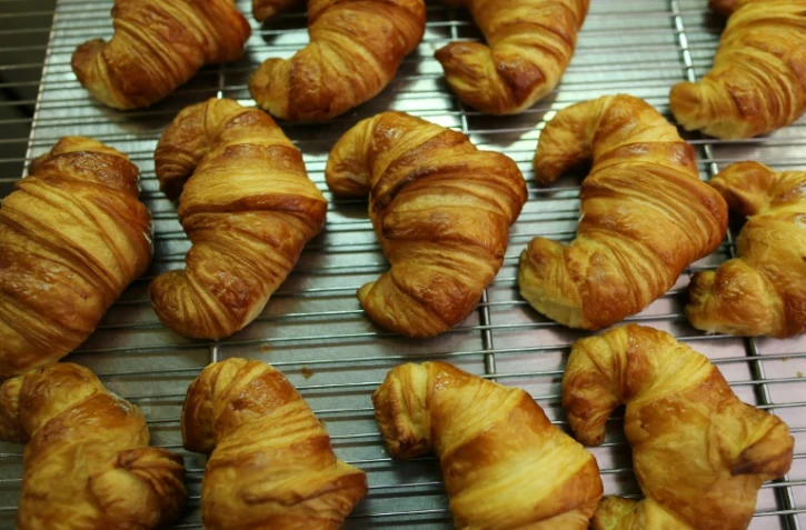 Pour la rentrée, le prix du croissant et des viennoiseries s'envole en raison de la hausse spectaculaire des prix du beurre ces derniers mois, alors que boulangers et fabricants de biscuits sonnent l'alarme sur une "pénurie" de beurre dans l'agroalimentaire.