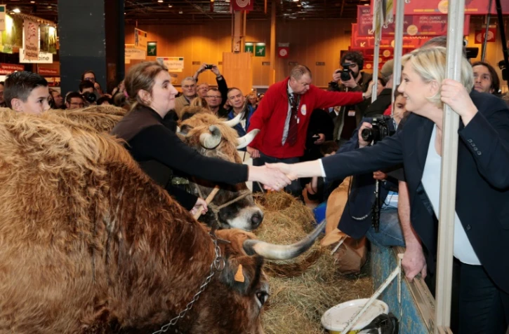 Marine Le Pen en visite au Salon de l'agriculture le 28 février 2017 à Paris 