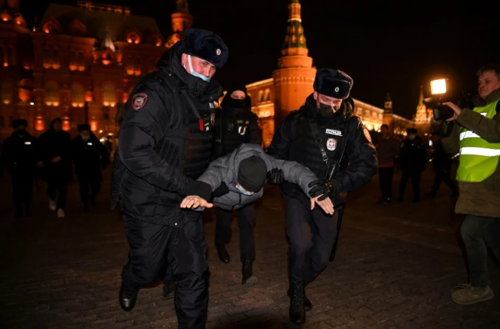 Un homme interpellé par la police lors d'une manifestation à Moscou contre l'invasion de l'Ukraine, le 2 mars 2022
