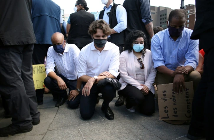 Le Premier ministre canadien Justin Trudeau met un genou Ă terre lors d'une manifestation contre le racisme devant le Parlement Ă Ottawa, le 5 juin 2020