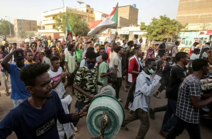 Des manifestants soudanais protestent durant un rassemblement à Khartoum pour dénoncer la mort de cinq lycéens, tués lors d'un rassemblement à Al-Obeid, "massacre" le 29 juillet 2019
