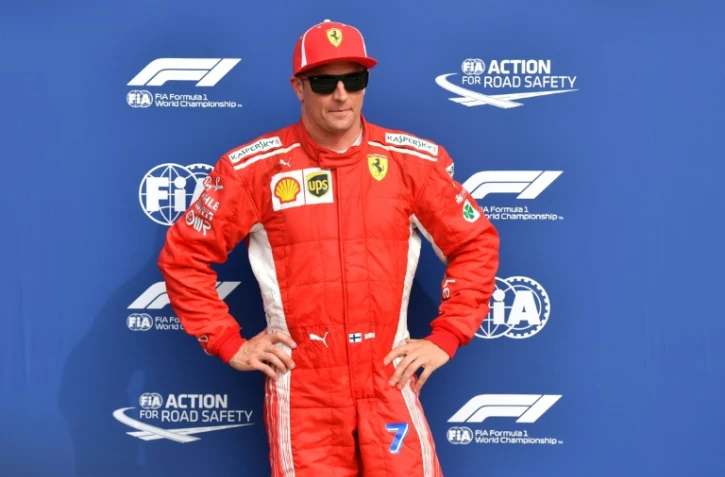 Le Finlandais Kimi Räikkönen pose sur le podium après avoir offert à Ferrai la pole position pour le GP d'Italie, sur le circuit de Monza, le 1er septembre 2018