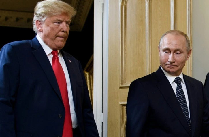 Le président américain Donald Trump (g) et le président russe Vladimir Poutine arrivent pour une réunion à Helsinki, le 16 juillet 2018