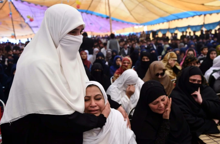 Les familles et les proches des 151 victimes de l'attentat contre une école de Peshawar lors d'une cérémonie en leur mémoire le 8 décembre 2015