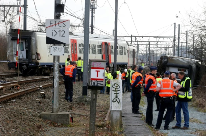 Des policiers belges sur le site du déraillement d'un train près de Louvain, le 18 février 2017