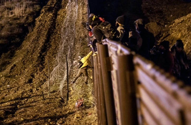 Des migrants à la frontière avec les Etats-Unis photographiés de la ville mexicaine de Tijuana, le 1er janvier 2019.