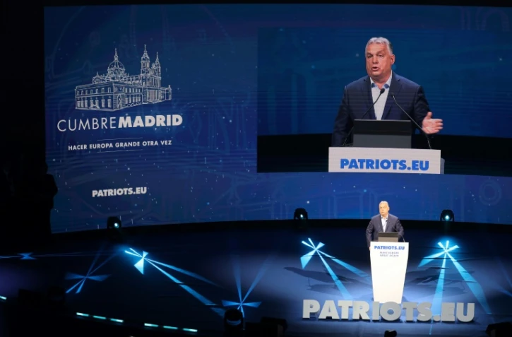 Le Premier ministre hongrois Viktor Orban s'exprime lors d'un meeting du groupe parlementaire Patriotes pour l'Europe, le 8 février 2025 à Madrid