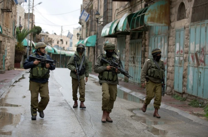 Des soldats israéliens patrouillent dans Hébron dans le sud de la Cisjordanie occupée, le 29 octobre 2015