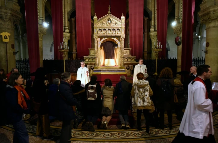 Des fidèles devant la "Sainte tunique du Christ" dans la basilique Saint-Denys d'Argenteuil, dans le Val d'Oise, le 25 mars 2016
