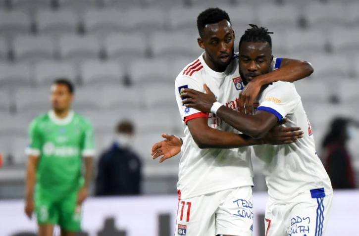 L'attaquant lyonnais Tino Kadewere (g) auteur d'un doublé contre Saint-Etienne, félicité par Maxwel Cornet, le 8 novembre 2020 à Décines-Charpieu  