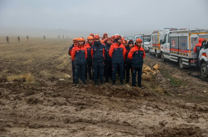 Opérations de recherche et de sauvetage sur le site du crash d'un avion à destination de la Libye, transportant le chef d'état-major libyen, le général Mohamed Al-Haddad, retrouvé à 2 kilomètres au sud du village de Kesikkavak, près d'Ankara, le 24 décembre 2025 en Turquie