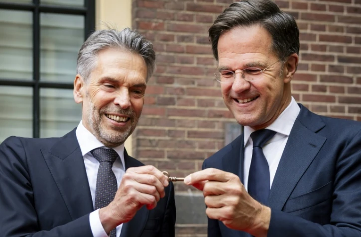 Mark Rutte (d) et son successeur Dick Schoof à la tête du gouvernement des Pays-Bas, lors de la cérémonie de passation à La Haye, le 2 juillet 2024