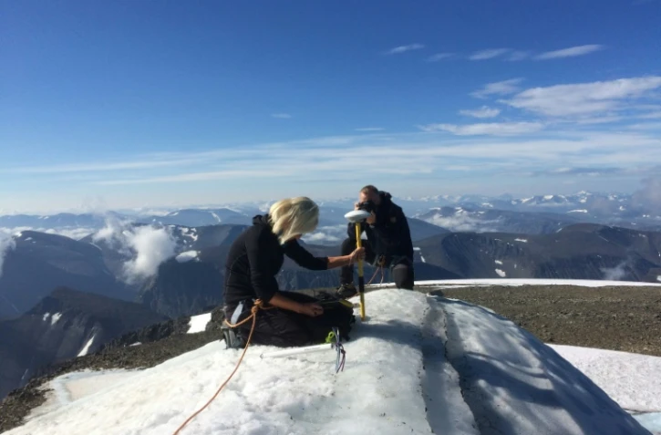La directrice du centre de recherche de Tarfala, Gunhild Ninis Rosqvist prend des mesures sur le sommet sud du Kebnekaise le 31 juillet 2018. Photo fournie par l'université de Stockholm. 