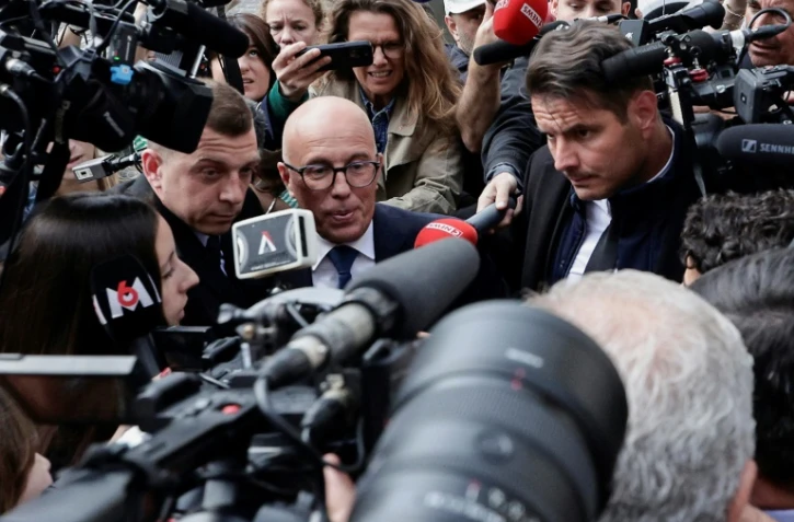 Eric Ciotti entouré de médias le 13 juin 2024, à Paris