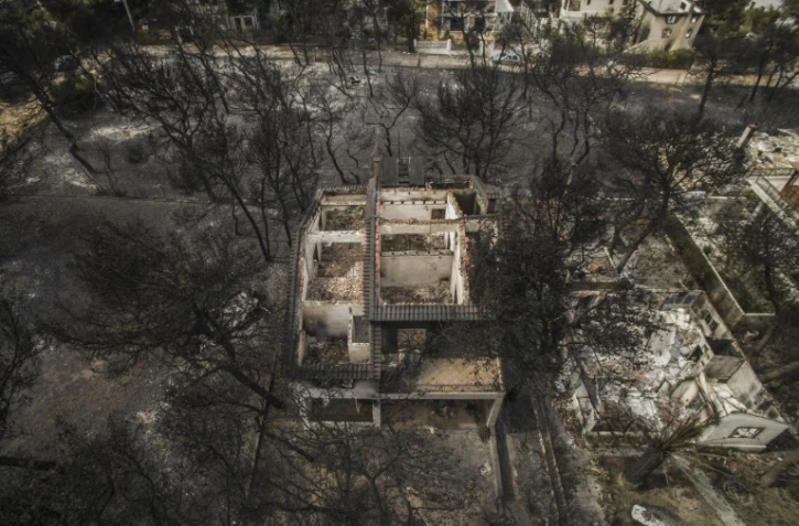 Vue aérienne de maisons dévastées par un incendie de forêt dans le village de Mati, près de Athènes, en Grèce, le 24 juillet 2018