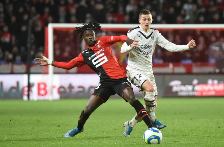 Le milieu de Rennes Eduardo Camavinga (g) à la lutte avec l'attaquant de Bordeaux Nicolas de Preville, en L1 au Roazhon Park, le 21 décembre 2019