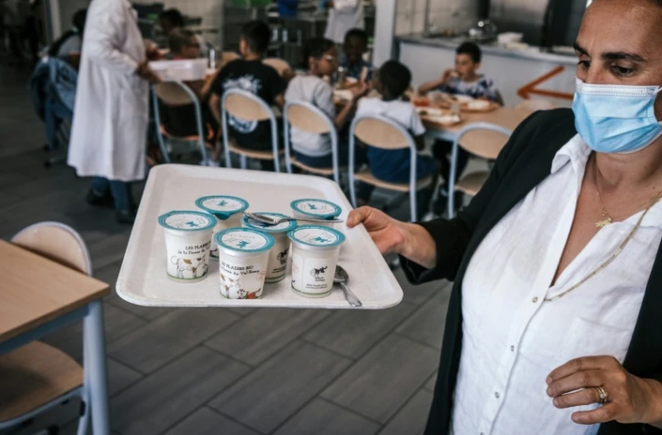 Desserts bio de la ferme du Val Fleury servis à la cantine Johannes Masset de Lyon (centre-est de la France), le 28 mai 2021

