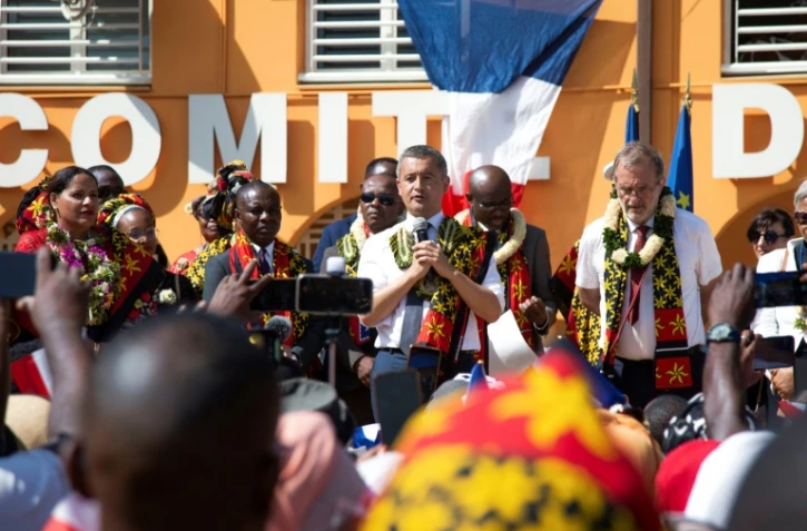 Le ministre de l'Intérieur Gérald Darmanin (c) à Mamoudzou, le 24 juin 2023 sur l'île de Mayotte