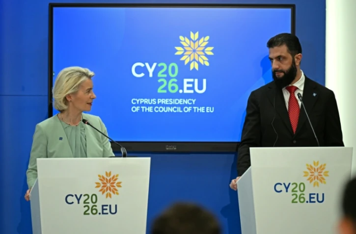 La présidente de la Commission européenne, Ursula von der Leyen, et le président syrien,  Ahmad al-Chareh, en conférence de presse à l'issue d'une session de travail du Conseil européen et des partenaires régionaux, lors d'une réunion informelle à Nicosie, le 24 avril 2026 à Chypre