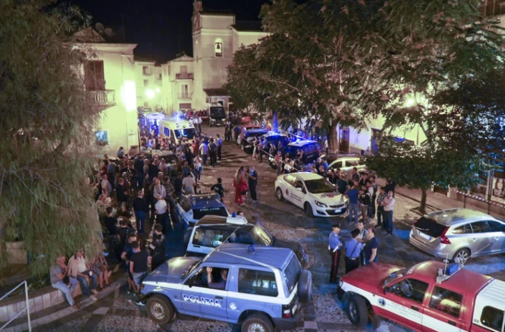 Les sauveteurs italiens regroupés dans le village de Civita en Calabre, le 20 août 2018