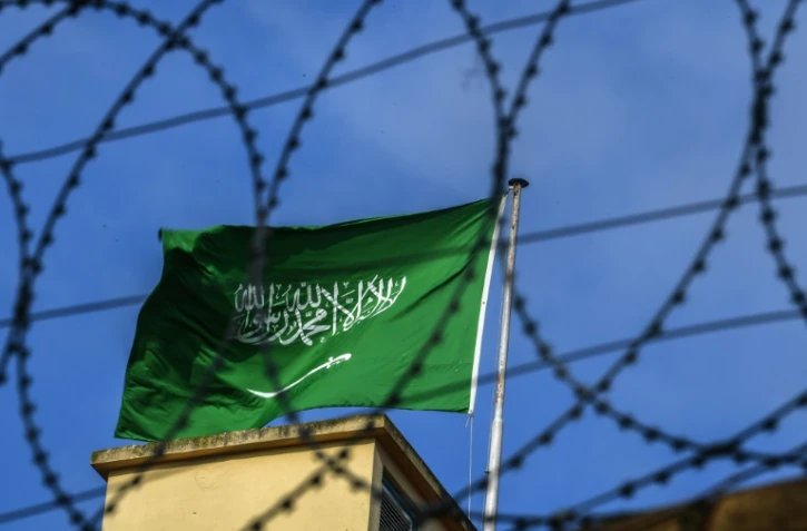 Le drapeau saoudien flotte au-dessus du consulat saoudien à Istanbul le 12 octobre 2018.