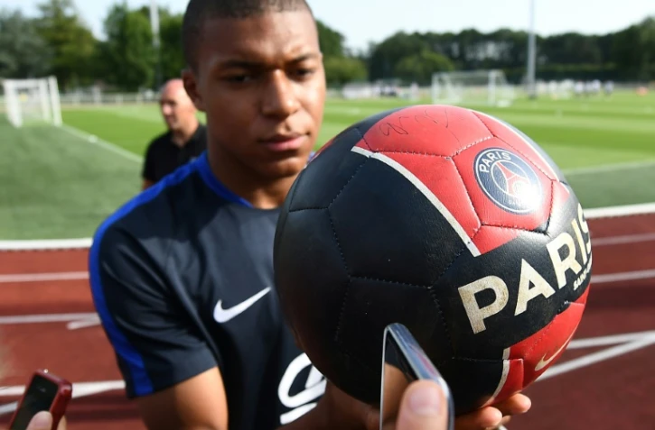 Kylian Mbappé avec ses fans à Clairefontaine, le 28 août 2017